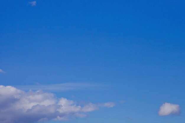 Céu azul claro com nuvens brancas. Nuvens brancas e fofas no céu azul. Natureza do plano de fundo. Cúmulos de textura flutuando no céu azul. Conceito de fundos. Ambiente, atmosfera. Copie o espaço