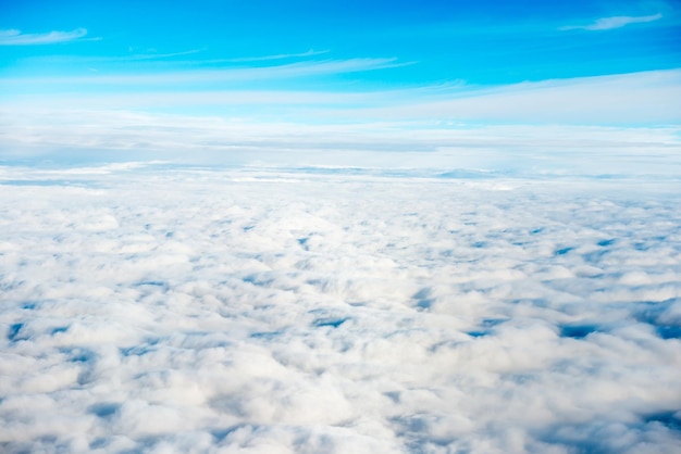 Céu azul claro com nuvens brancas. Pode ser usado como fundo da natureza