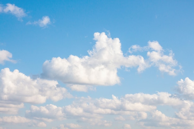 Foto céu azul claro com nuvens brancas