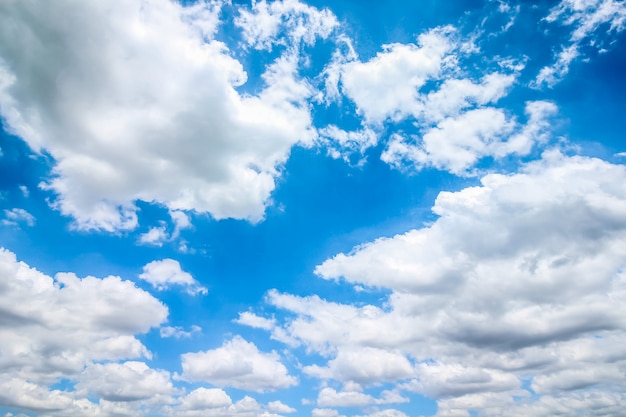 Céu azul claro com nuvens