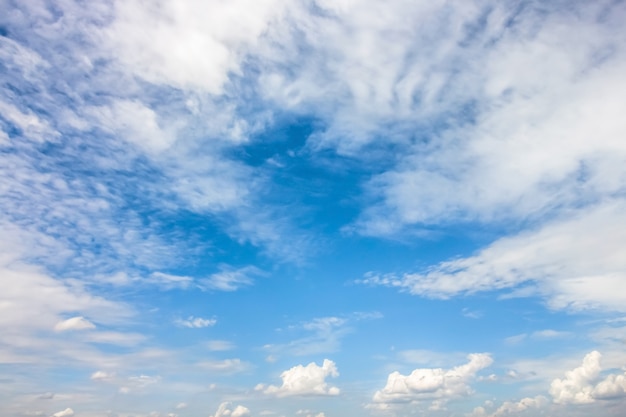 Céu azul claro com nuvens