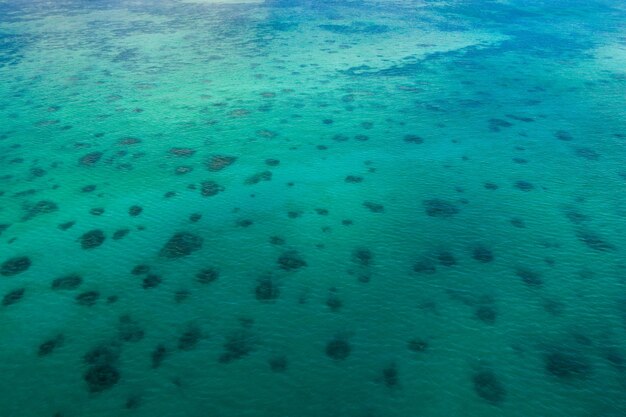 Céu azul claro e mar na ilha de ishigaki