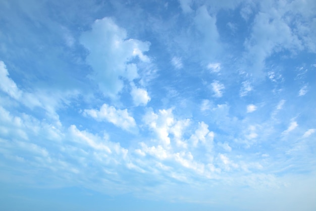 Céu azul claro e pacífico sobre o qual nuvens brancas flutuam lentamente como ondas Banner de fundo Protetor de tela no monitor