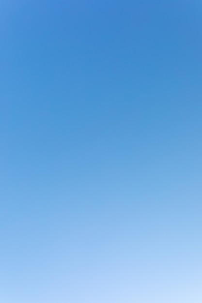 Foto céu azul claro. gradiente de escuro para claro. vertical