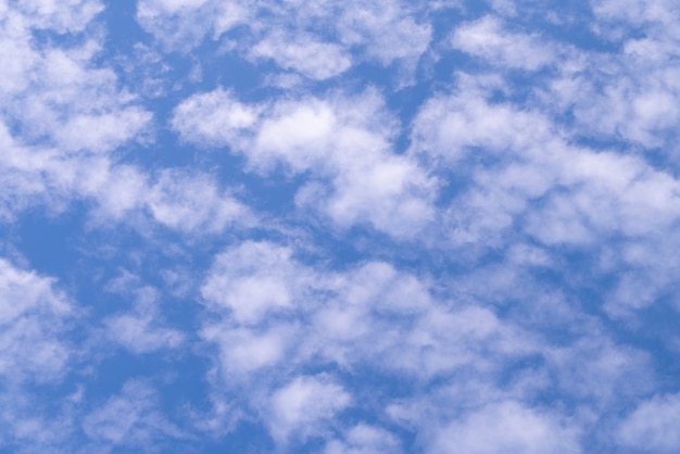 Céu azul claro natural com algumas nuvens para o conceito de liberdade de fundo ou pano de fundo