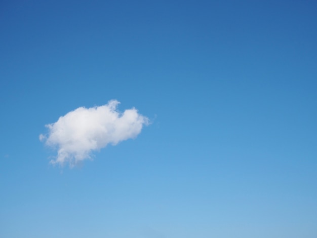 Céu azul claro nuvens brancas