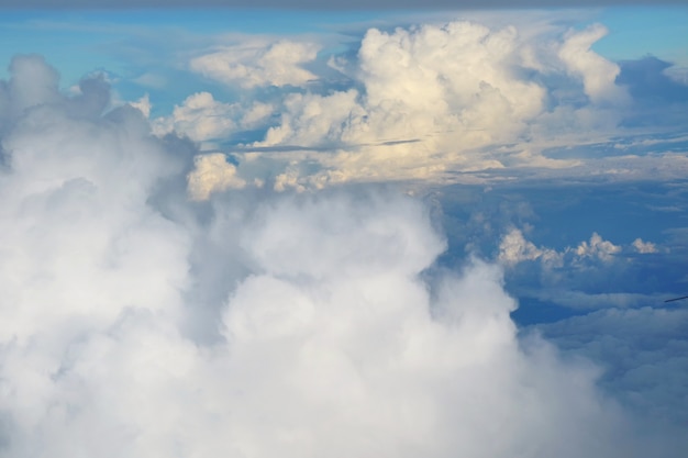 Céu azul com a nuvem branca no outono. Vista aérea da janela do airplan.