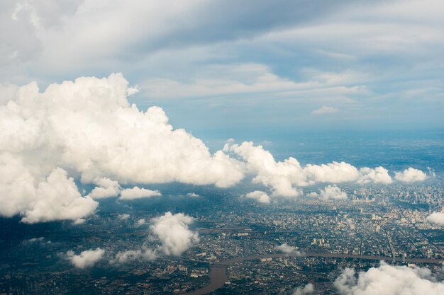 Céu azul com as nuvens da vista de avião