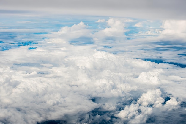 Céu azul com as nuvens da vista do avião