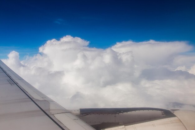 céu azul com as nuvens da vista do avião