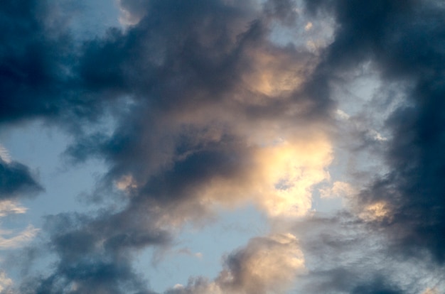 Céu azul com as nuvens durante o tempo e o vento da tempestade. Mudança de tempo na atmosfera.