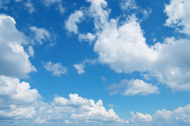 Céu azul com belas nuvens dia ensolarado