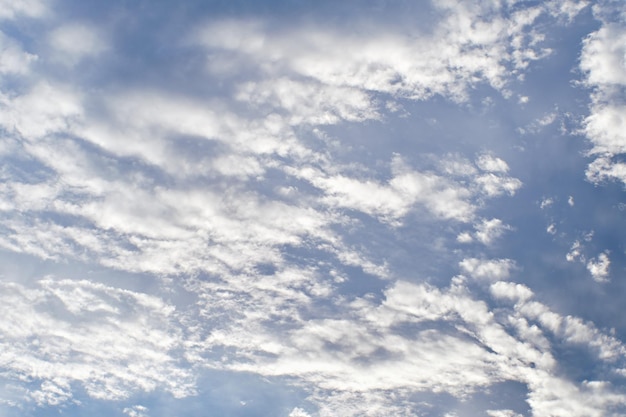 Céu azul com belas nuvens e luz solar