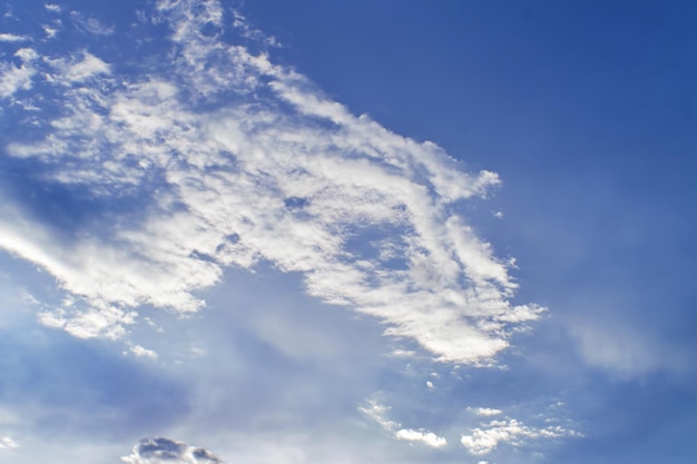 Céu azul com belas nuvens e luz solar