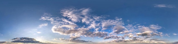 Foto céu azul com belas nuvens fofas sem chão panorama hdri sem costura visão de ângulo de 360 graus para uso em gráficos 3d ou desenvolvimento de jogos como cúpula do céu ou editar tiro de drone