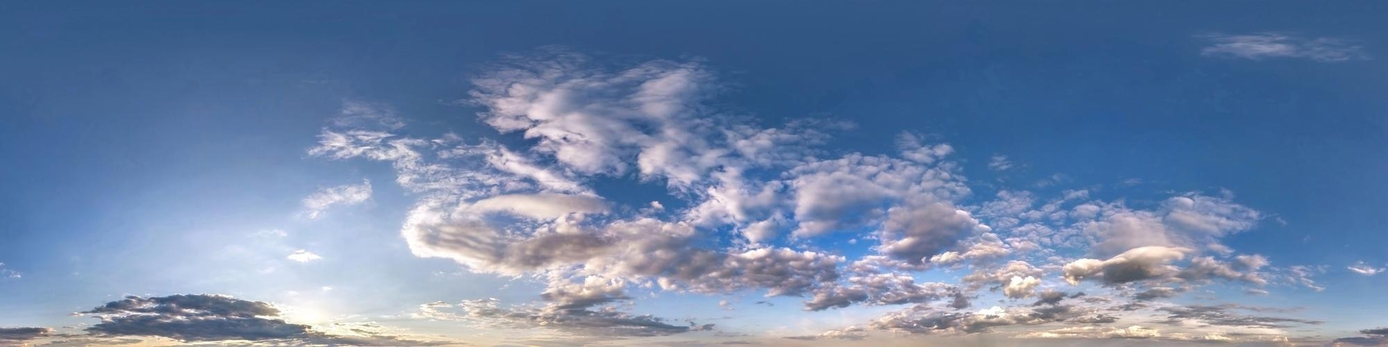 céu azul claro com belas nuvens. panorama hdri sem costura visão de ângulo  de 360 graus sem chão para uso em gráficos 3D ou desenvolvimento de jogos  como sky dome ou editar