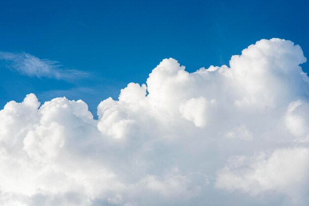 Foto céu azul com belas nuvens