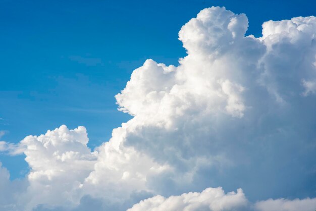 Céu azul com belas nuvens