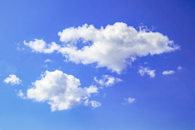 Céu azul com cúmulos brancos em um dia de verão