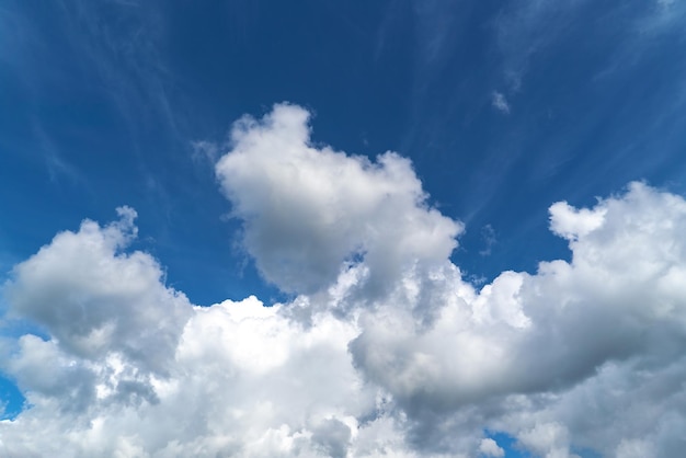 Céu azul com enormes nuvens brancas de forma bizarra