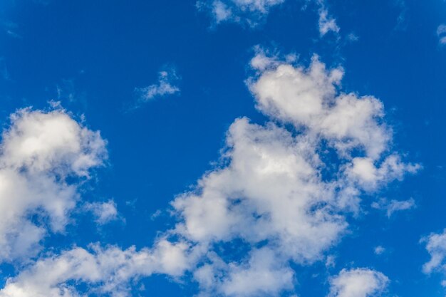 Céu azul com fundo abstrato ou textura de nuvens brancas