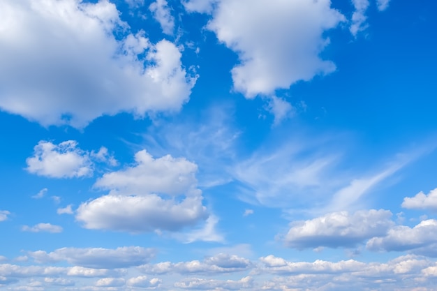 Céu azul com fundo branco de nuvens fofas