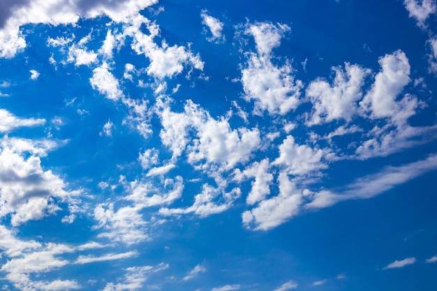 Céu azul com fundo de contraste brilhante de nuvens