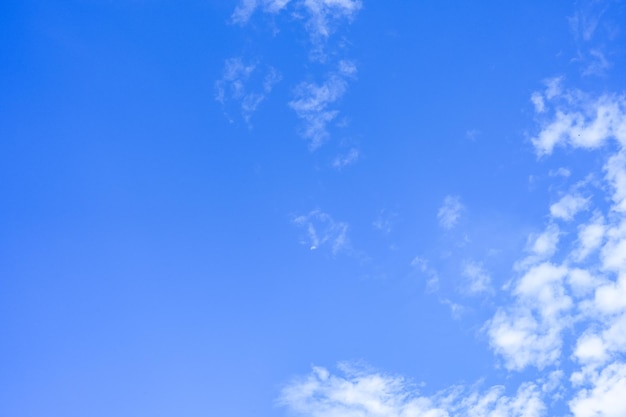 Céu azul com fundo de lua minúscula com nuvens