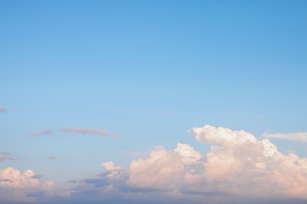 Céu azul com fundo de nuvem.