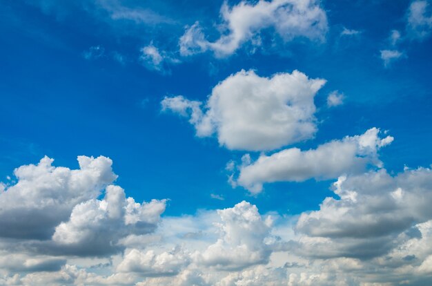 céu azul com fundo de nuvem