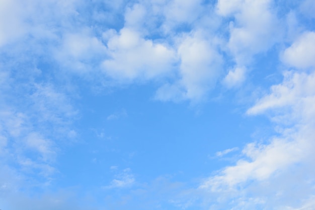 céu azul com fundo de nuvem