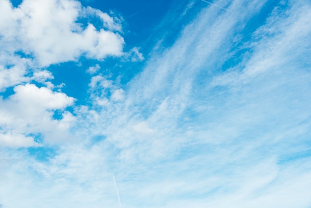 Céu azul com fundo de nuvens brancas