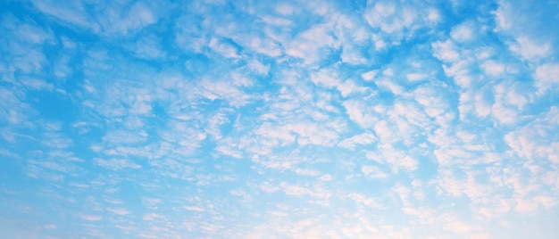 Céu azul com fundo de nuvens brancas