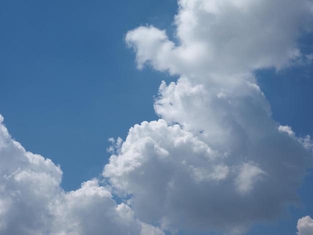 Céu azul com fundo de nuvens com espaço de cópia