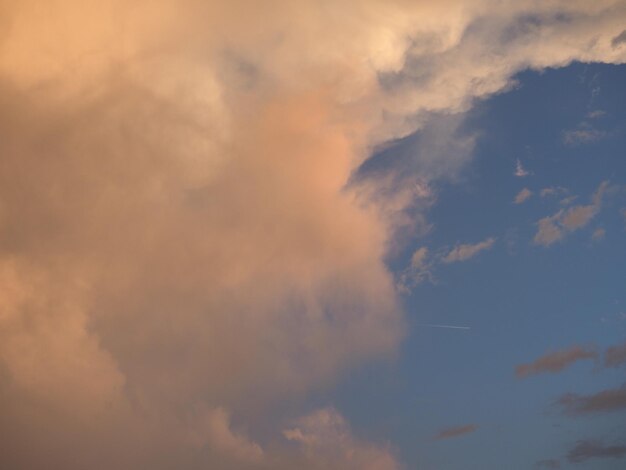 Céu azul com fundo de nuvens vermelhas