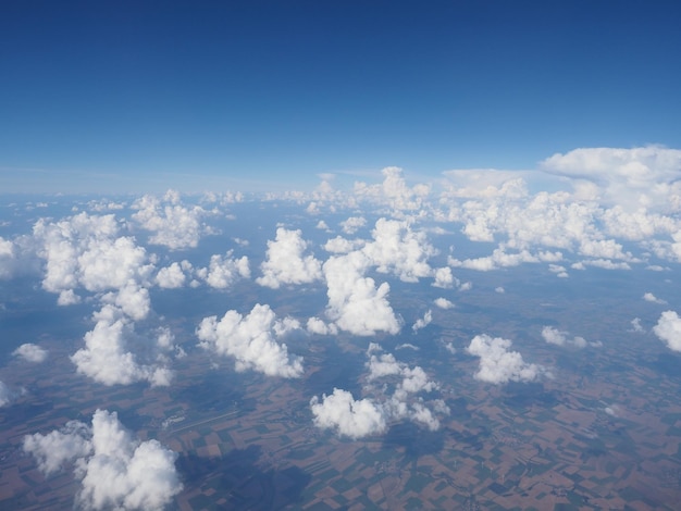 Céu azul com fundo de nuvens visto de avião voando