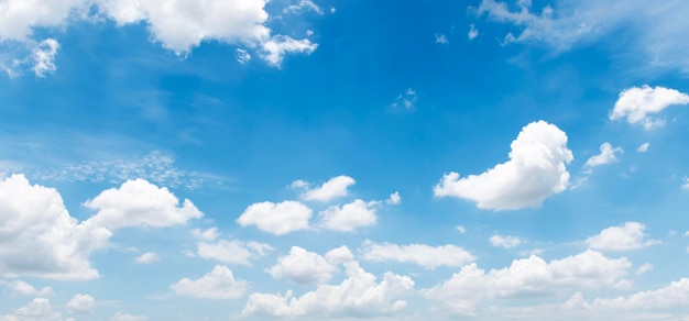 Céu azul com fundo de nuvens