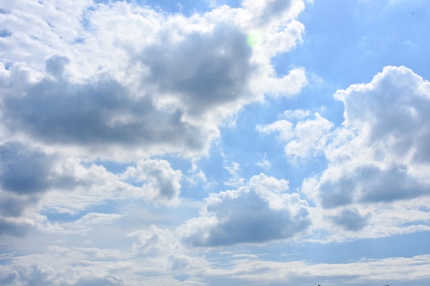 céu azul com fundo de nuvens