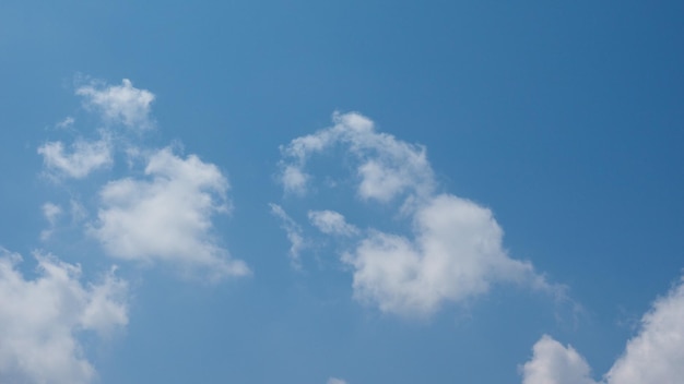 Céu azul com fundo de nuvens