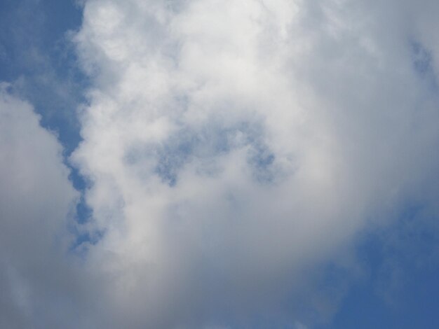 Céu azul com fundo de nuvens