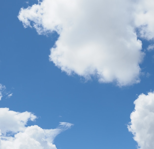 Céu azul com fundo de nuvens