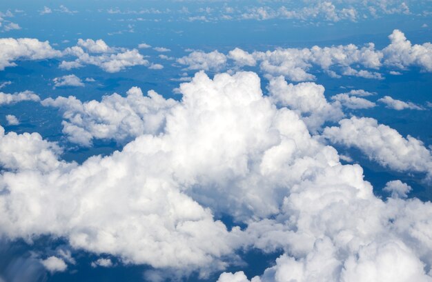 Céu azul com fundo de nuvens