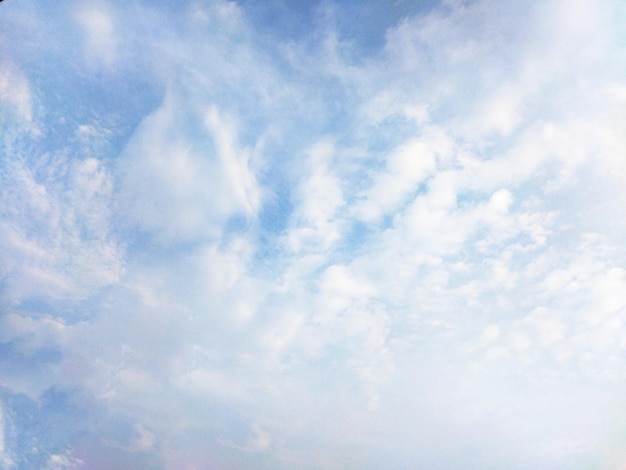 Céu azul com fundo de paisagens de nuvens