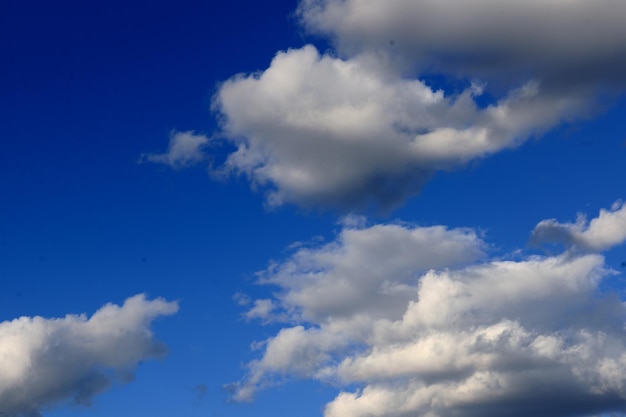 Céu azul com fundo dramático da natureza das nuvens