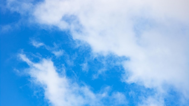 Céu azul com fundo ou textura de nuvens grandes