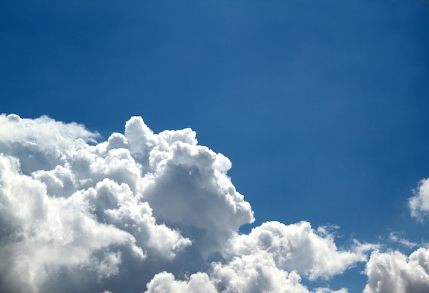 Céu azul com grande neve - nuvens brancas