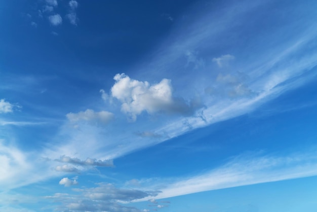 Céu azul com grandes nuvens brancas voando para o horizonte