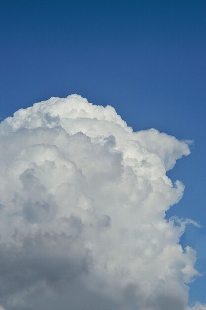 Céu azul com grandes nuvens