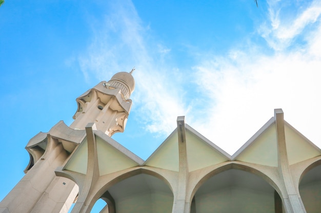 Céu azul com minarete e estrutura da mesquita em Banguecoque Tailândia.