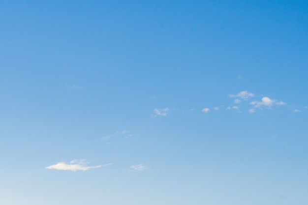 Céu azul, com, minúsculo, nuvens